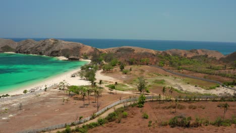 la playa de arena blanca de tanjung aan en lombok, indonesia durante un día soleado