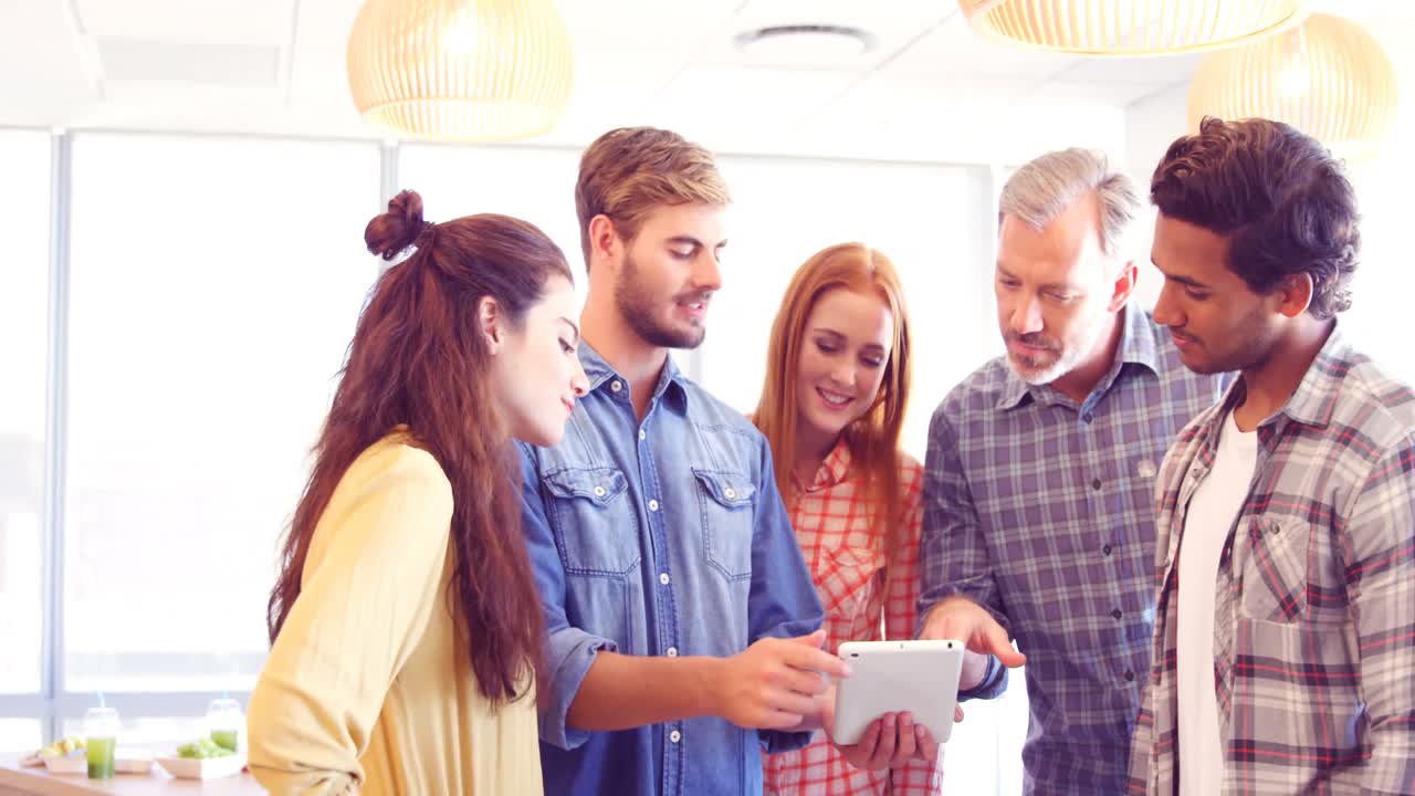 colegas de negocios discutiendo sobre una tableta digital