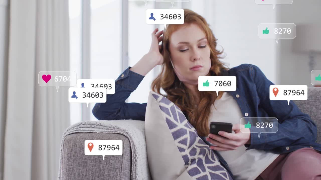 animación de iconos de redes sociales y números en pancartas sobre mujeres que usan teléfonos inteligentes