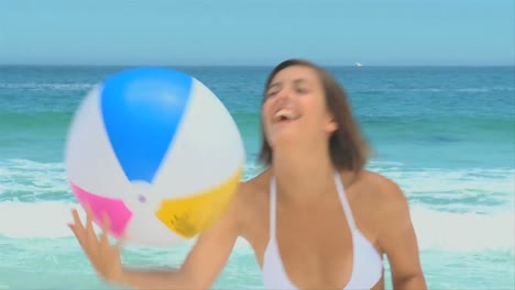 Hermosa-Mujer-Jugando-Con-Una-Pelota-De-Playa