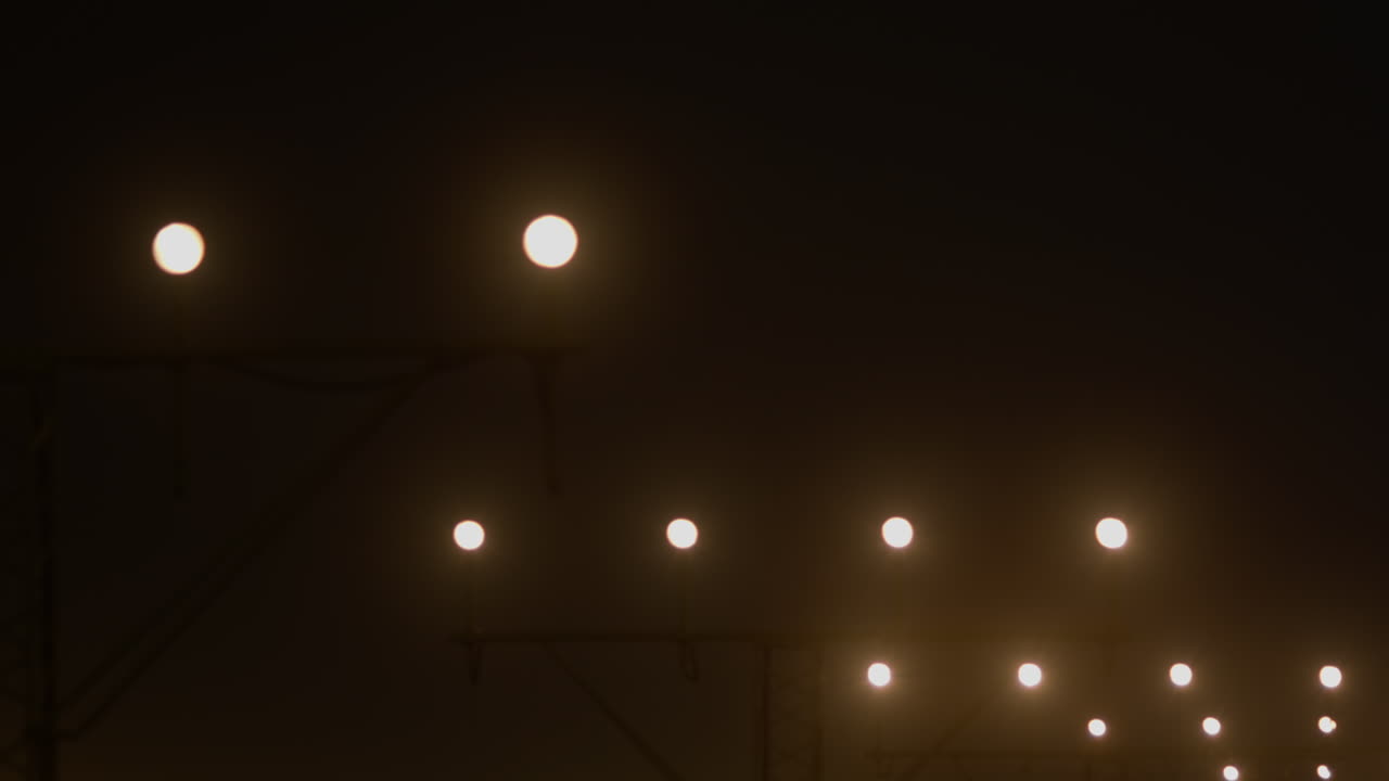 avión aterrizando en la noche