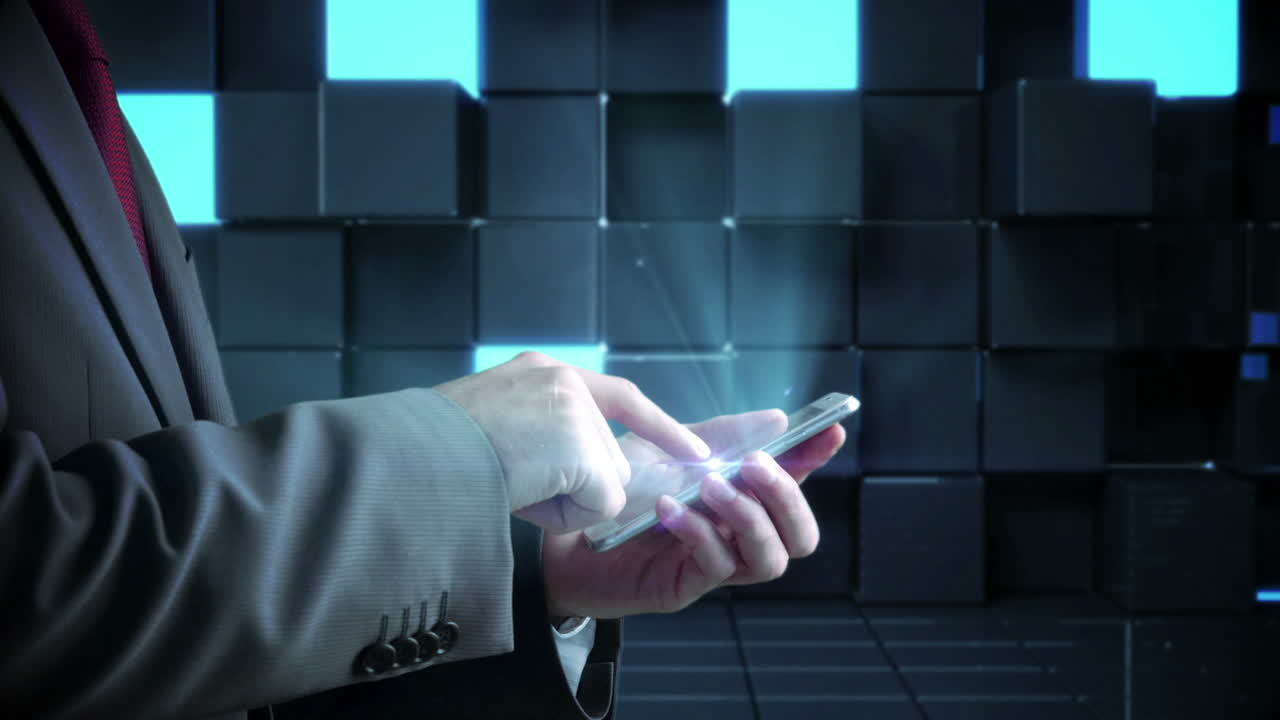 hombre de negocios usando un teléfono inteligente en un fondo abstracto