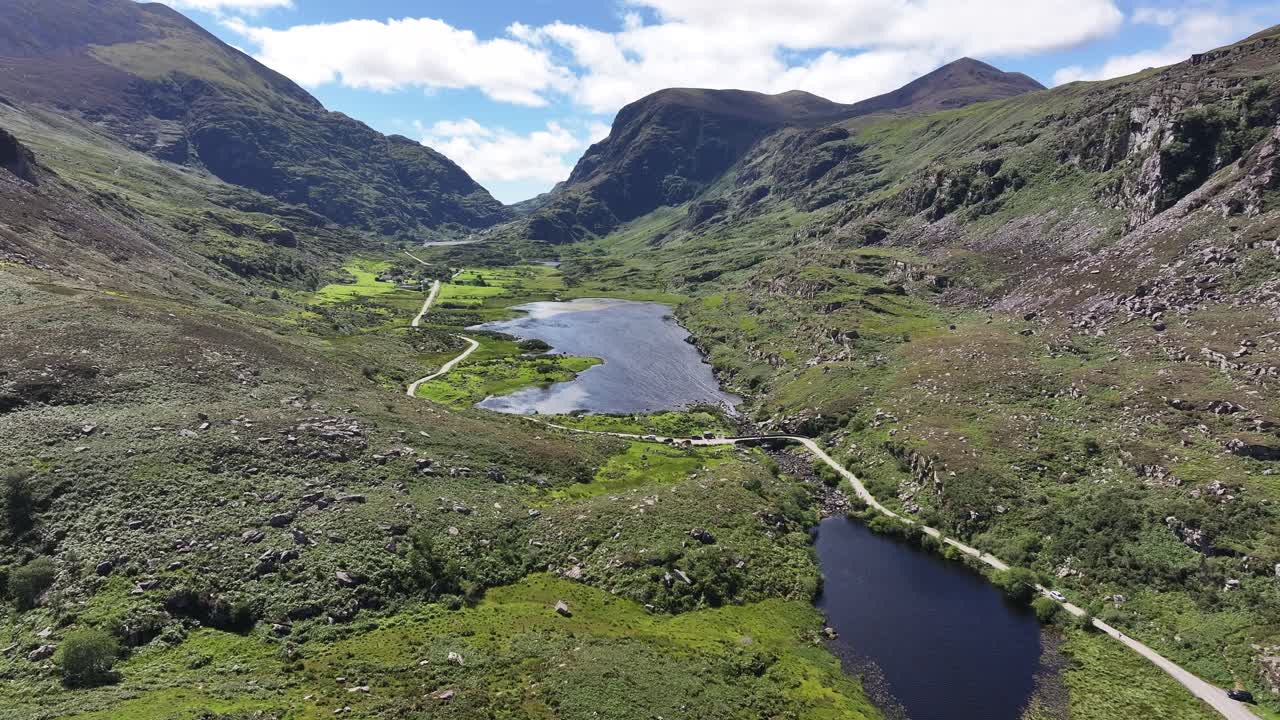 vista aérea de la montaña y el lago