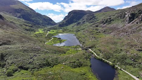 Vista-Aérea-De-La-Montaña-Y-El-Lago