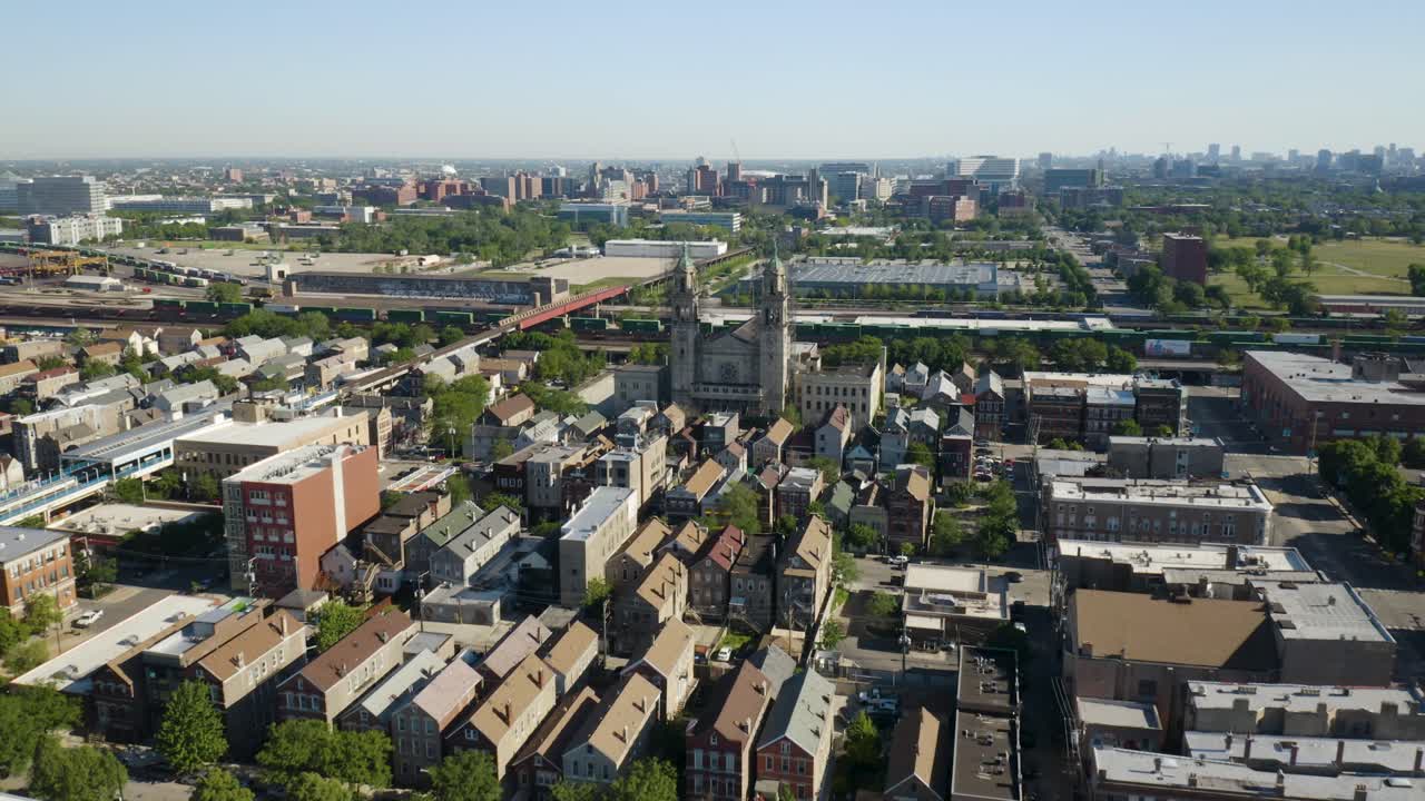 строящаяся церковь со строительными лесами в городском квартале