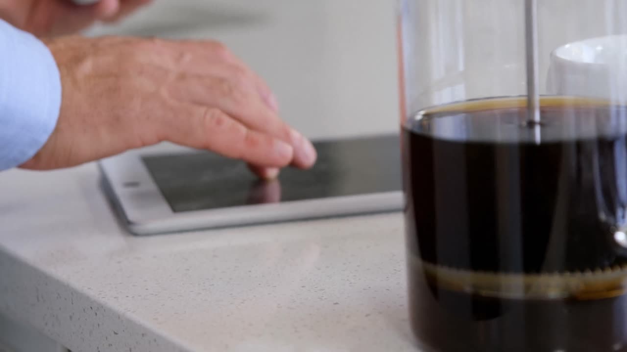 디지털 태블릿을 사용하는 사업가의 손의 클로즈업