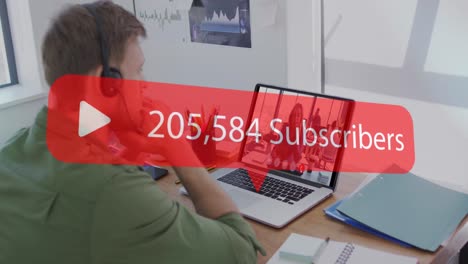 animación de la burbuja de habla con el número de suscriptores creciendo sobre el hombre usando computadora portátil en videollamada