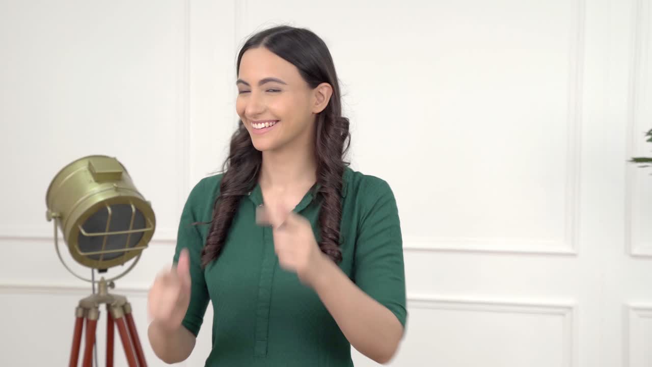 chica india sonriendo y señalando