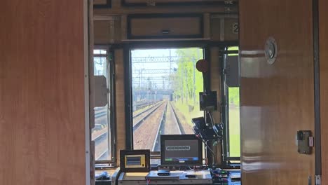 Vista-Interior-Del-Tren,-Cabina-De-Conducción.