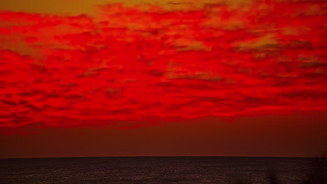 cielo rojo amanecer cloudscape lapso de tiempo sobre el mar rojo en egipto