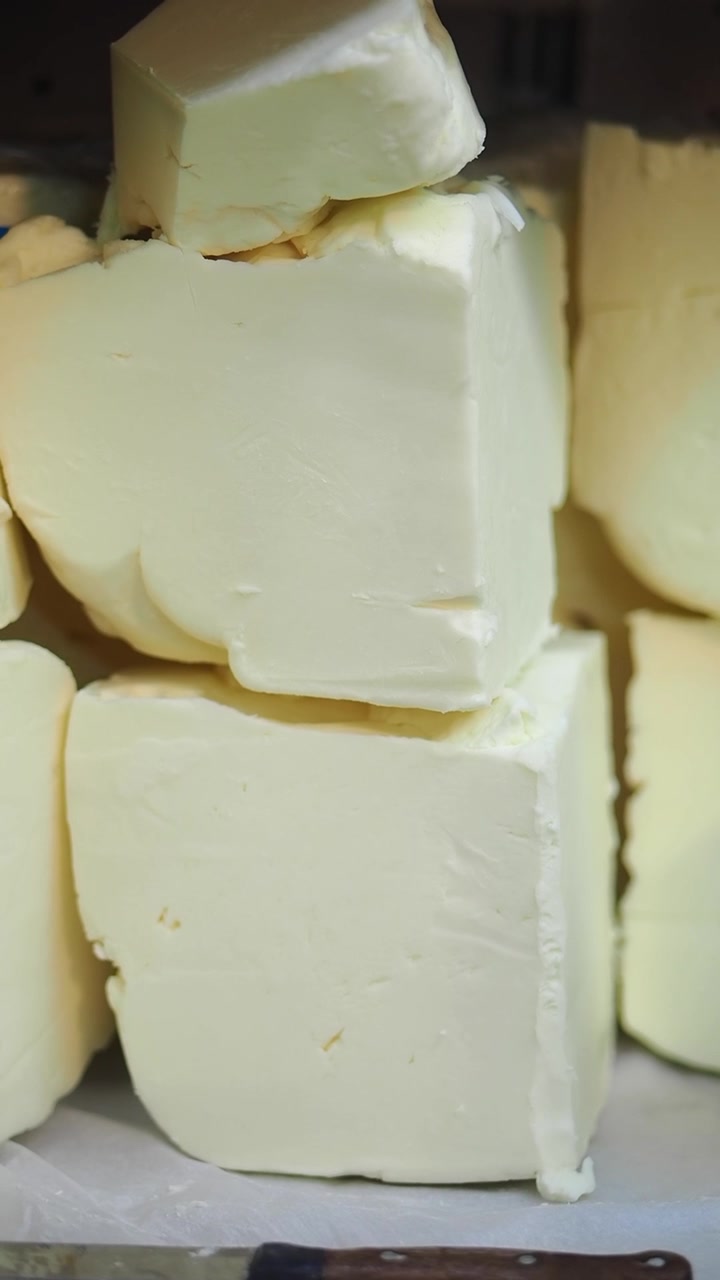 Pezzi freschi di formaggio feta bianco impilati per la vendita