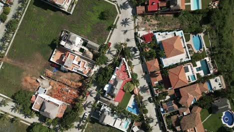 Vista-Aérea-De-Arriba-Hacia-Abajo-De-La-Casa-Villa-Resort-Ciudad-De-Playa-En-Puerto-Escondido-México-Destino-De-Viaje-Casa-Privada-Con-Piscina-Hotel