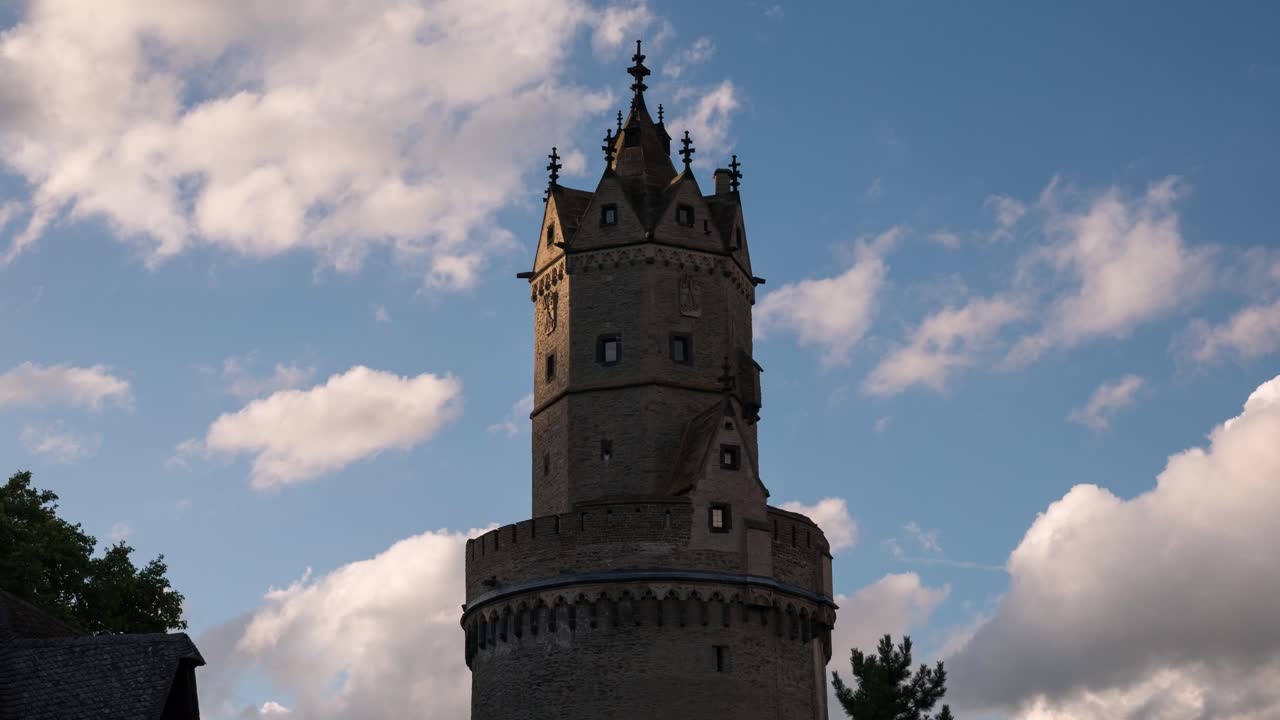 nubes rodando sobre la torre redonda de andernach en alemania - lapso de tiempo