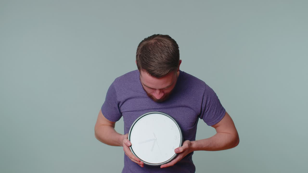 불안감으로 혼란스러운 남자 시계에 시간을 확인, 일에 늦는, 지연, 마감일