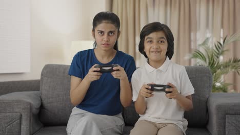 hermanos indios felices jugando videojuegos
