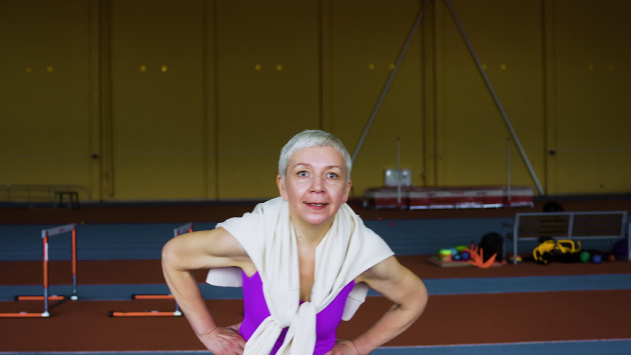 실내에서 워밍업하는 고위 여성