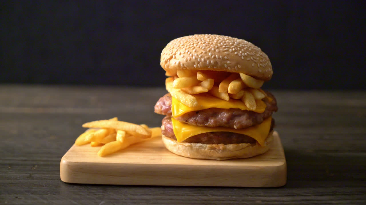 hamburguesa de cerdo o hamburguesa de cerdo con queso y patatas fritas