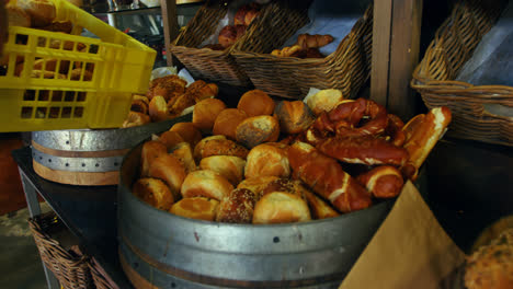 Male-chef-putting-bread-in-basket-4k