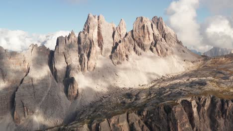 克羅達達拉戈 (croda da lago) 的獨特尖峰在藍色天空中突出