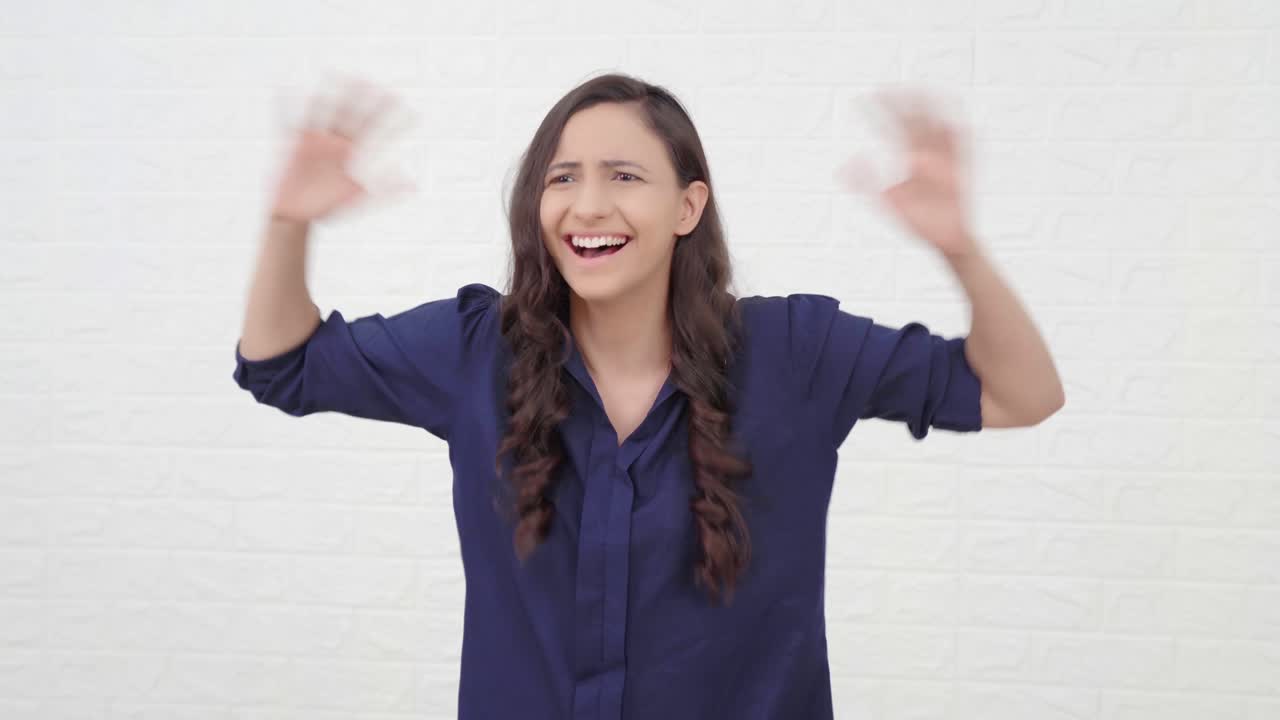 Ragazza indiana entusiasta e gioiosa