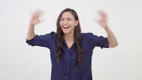y alegre chica india emocionada