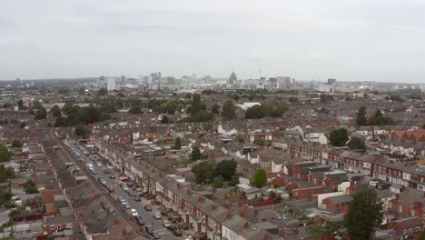 disparo de dron sobrevolando urbanización