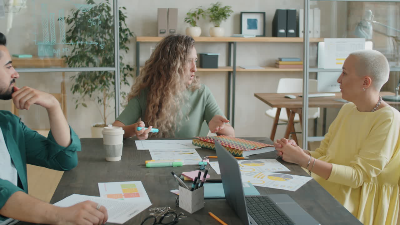 Mangfoldige kolleger diskuterer under et forretningsmøde.