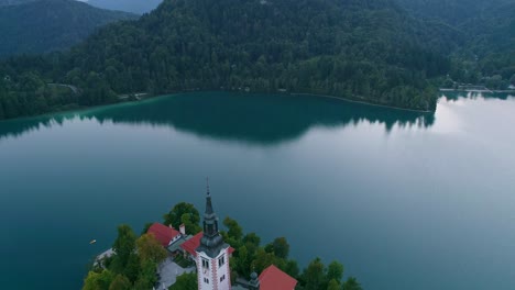lago isla de sangre, slowenia, disparo de avión no tripulado