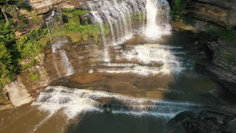 agua dulce que fluye en cummins falls en tennessee, ee.uu.