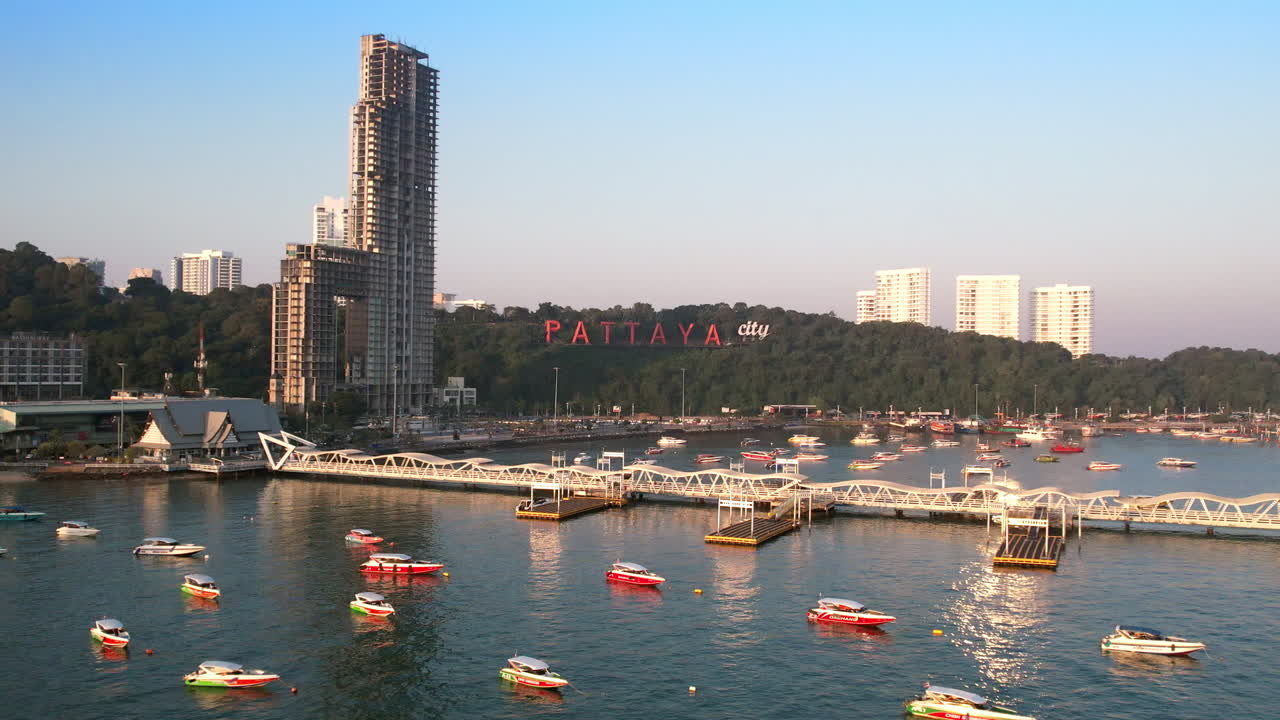 Un volo verso l'insegna di Pattaya Beach al mattino presto