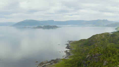 nebel bedeckt die berglandschaft von maloy norwegen - luftaufnahme