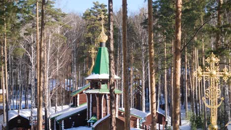 iglesia de madera en un bosque nevado