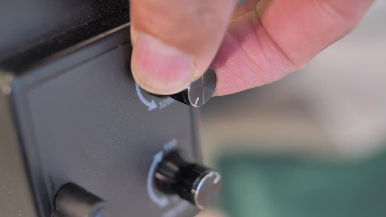 사진 작가는 스튜디오 조명 장비의 색온도를 조정하고 닫습니다.