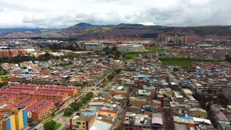 Mientras-Nuestro-Dron-Se-Desliza-Elegantemente-Por-El-Cielo,-Te-Ofrecemos-Una-Vista-Panorámica-De-La-Intrincada-Red-De-Calles-Y-Avenidas-De-Boitá.