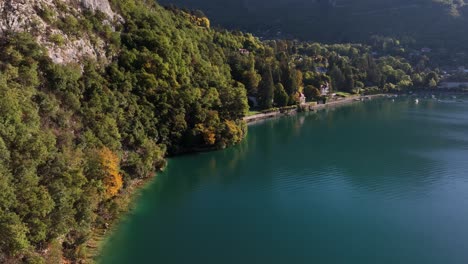 Schöne-Alpine-Seeuferlinie-In-Den-Französischen-Alpen