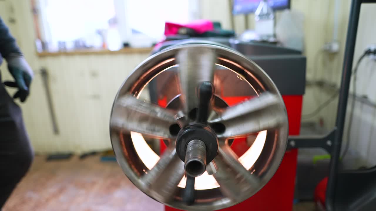 rotación de la rueda del coche en un taller de reparación