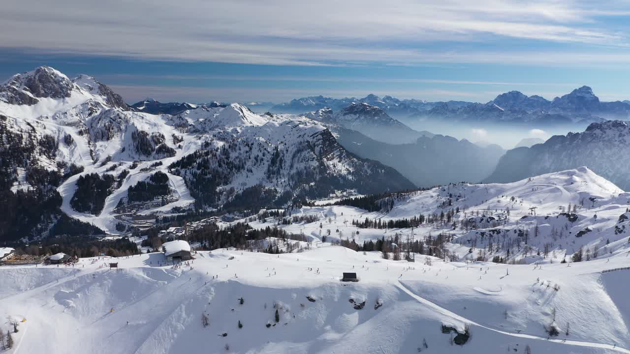 vista aérea del paisaje de la estación de esquí de nassfeld en la provincia austriaca de carintia con esquiadores en las laderas
