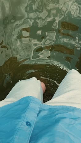 un hombre camina a través de las aguas de la inundación después de una fuerte lluvia