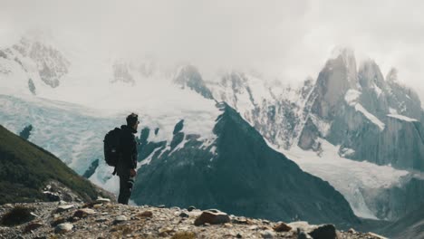 mochilero en la montaña patagónica del cerro torre en el chaltén, provincia de santa cruz, argentina