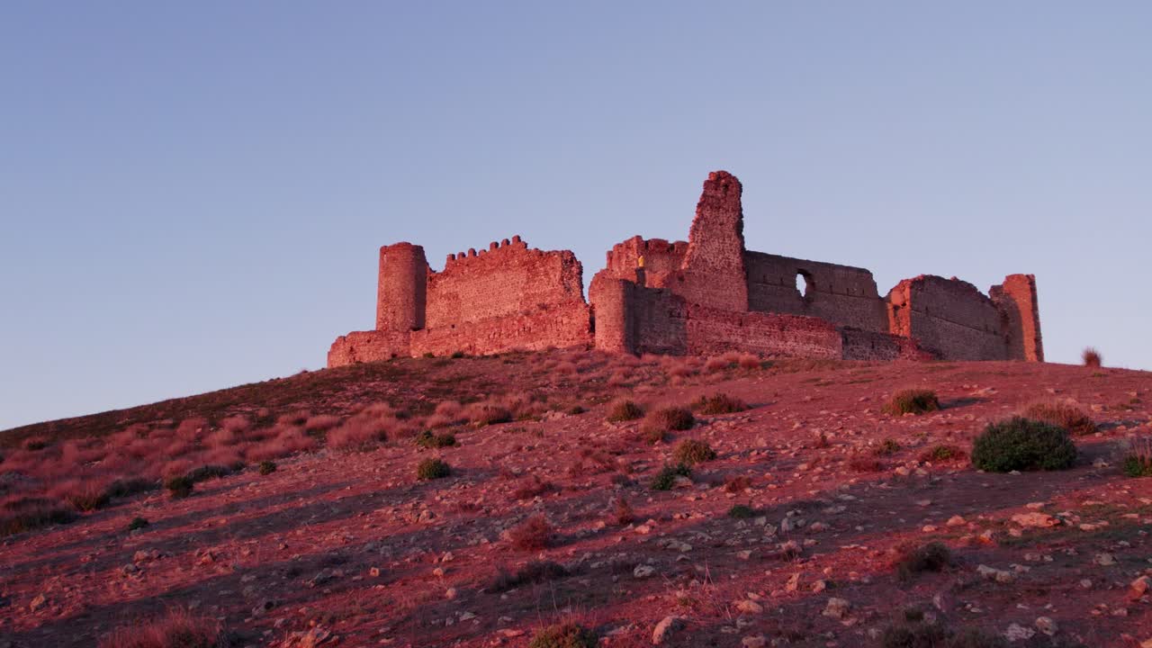 Camper presso le rovine di un castello all'alba ad Almonacid de Toledo