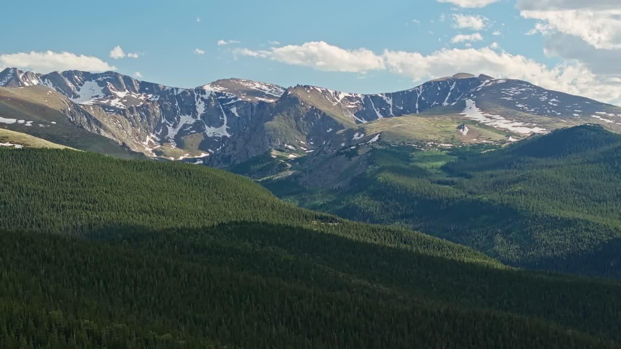 impresionante hermoso bosque de hoja perenne y grandes montañas en el monte cielo azul colorado