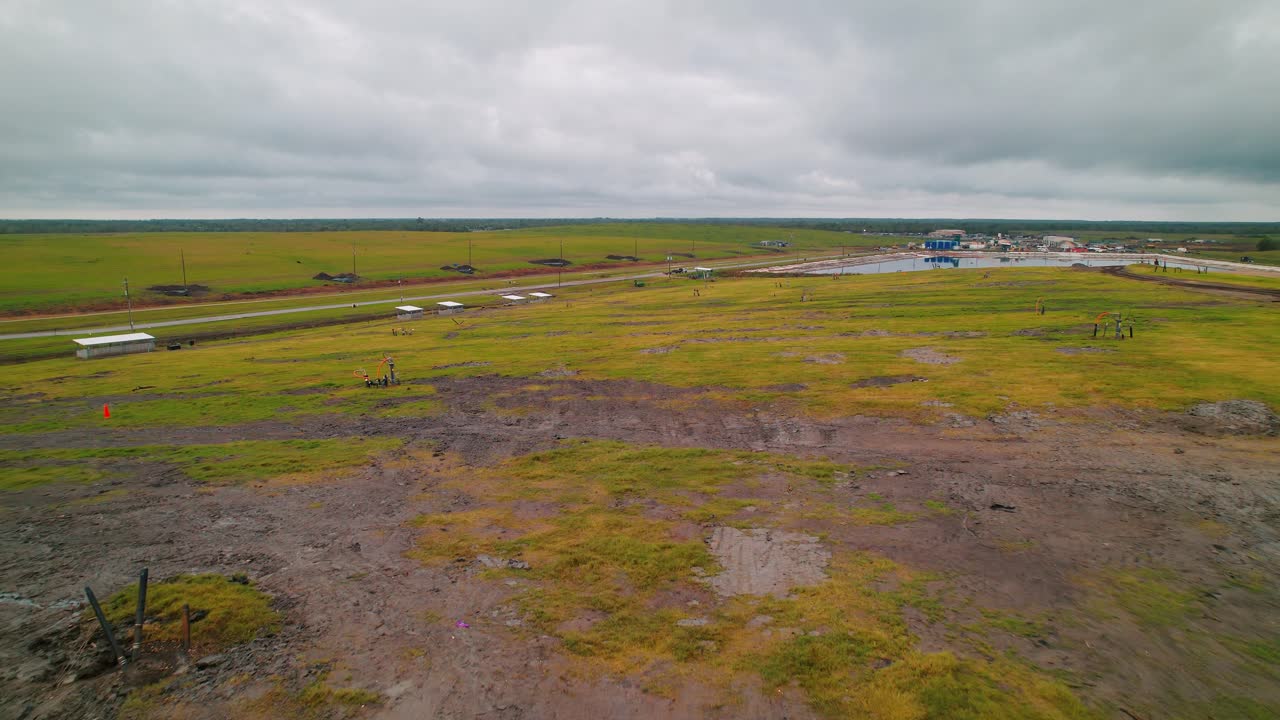 뉴올리언스 근처의 대형 루이지애나 쓰레기 매립지에서 가스 우물, 메탄 추출과 현대적인 폐기물 관리 관행을 강조합니다.