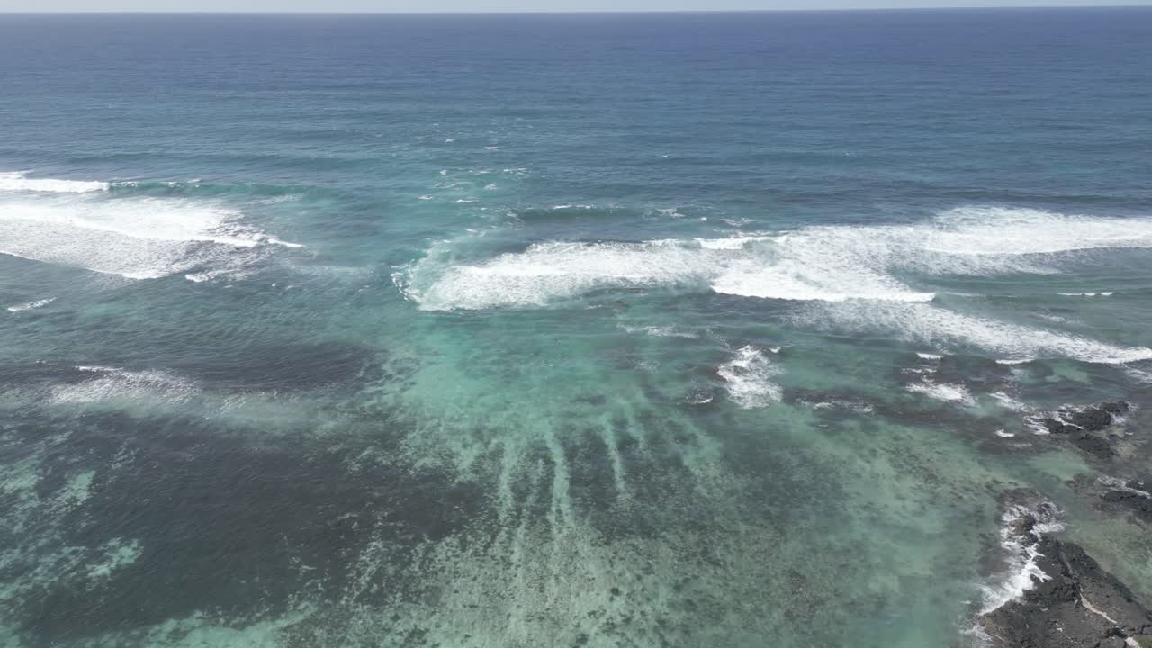 Mauritius - Palmar - slow left panoramic on the coral reef