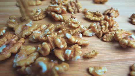 nueces cayendo sobre una tabla de cortar de madera