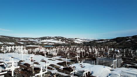 Abgelegener-Schneebedeckter-Friedhof-In-Grönland,-Luftaufnahme