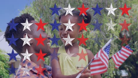 animation von sternen über glücklichen afroamerikanischen mutter und tochter mit usa-flaggen