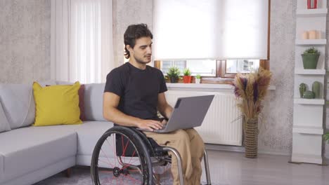 Behinderter-Junger-Mann,-Der-In-Zeitlupe-Mit-Laptop-Arbeitet.