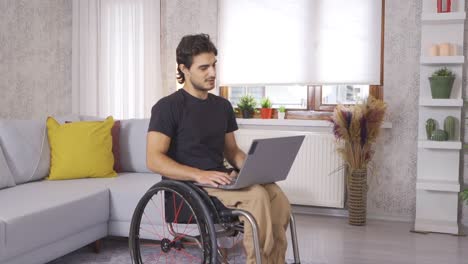joven discapacitado trabajando con una computadora portátil en cámara lenta.