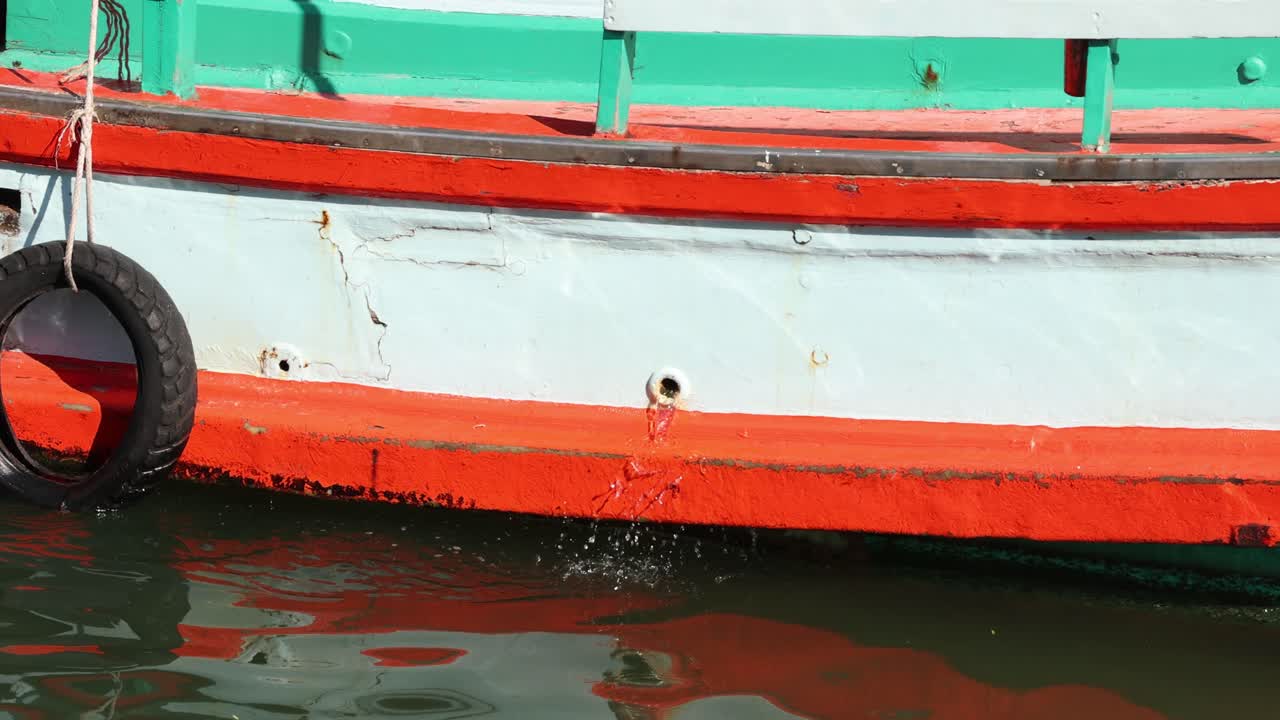 un barco estacionario se balancea ligeramente en aguas tranquilas