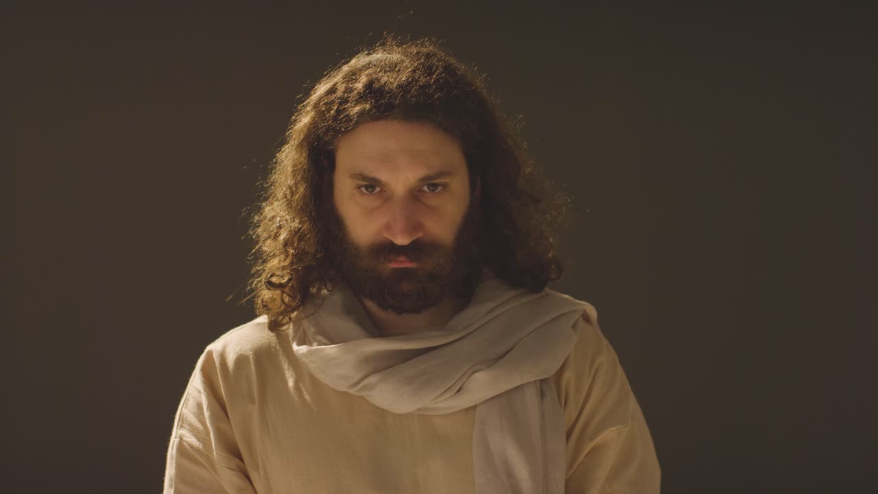 retrato de un hombre vestido con túnicas con cabello largo y barba que representa la figura de jesucristo 1